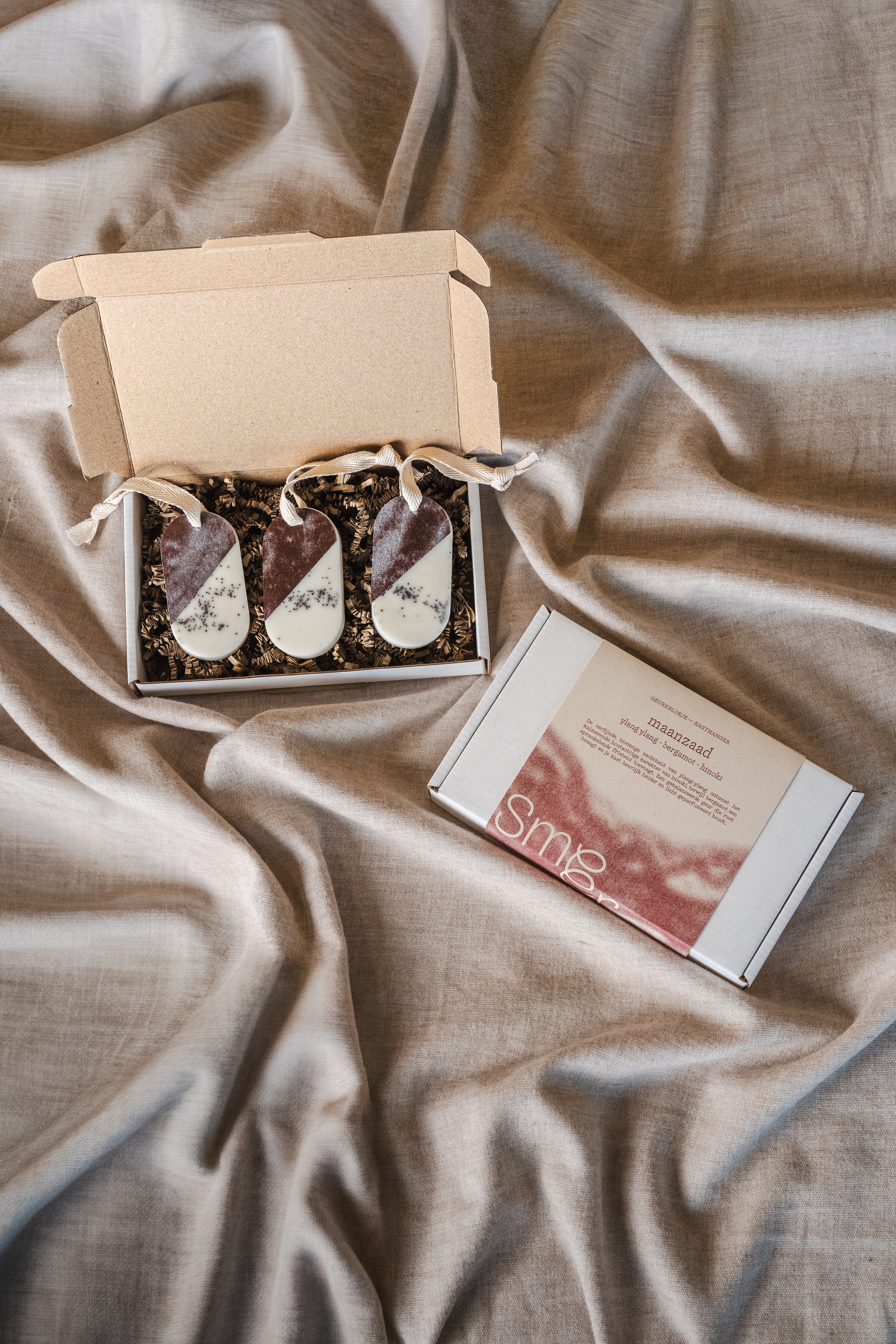 kasthangers met maanzaad - ylang ylang, bergamot & hinoki