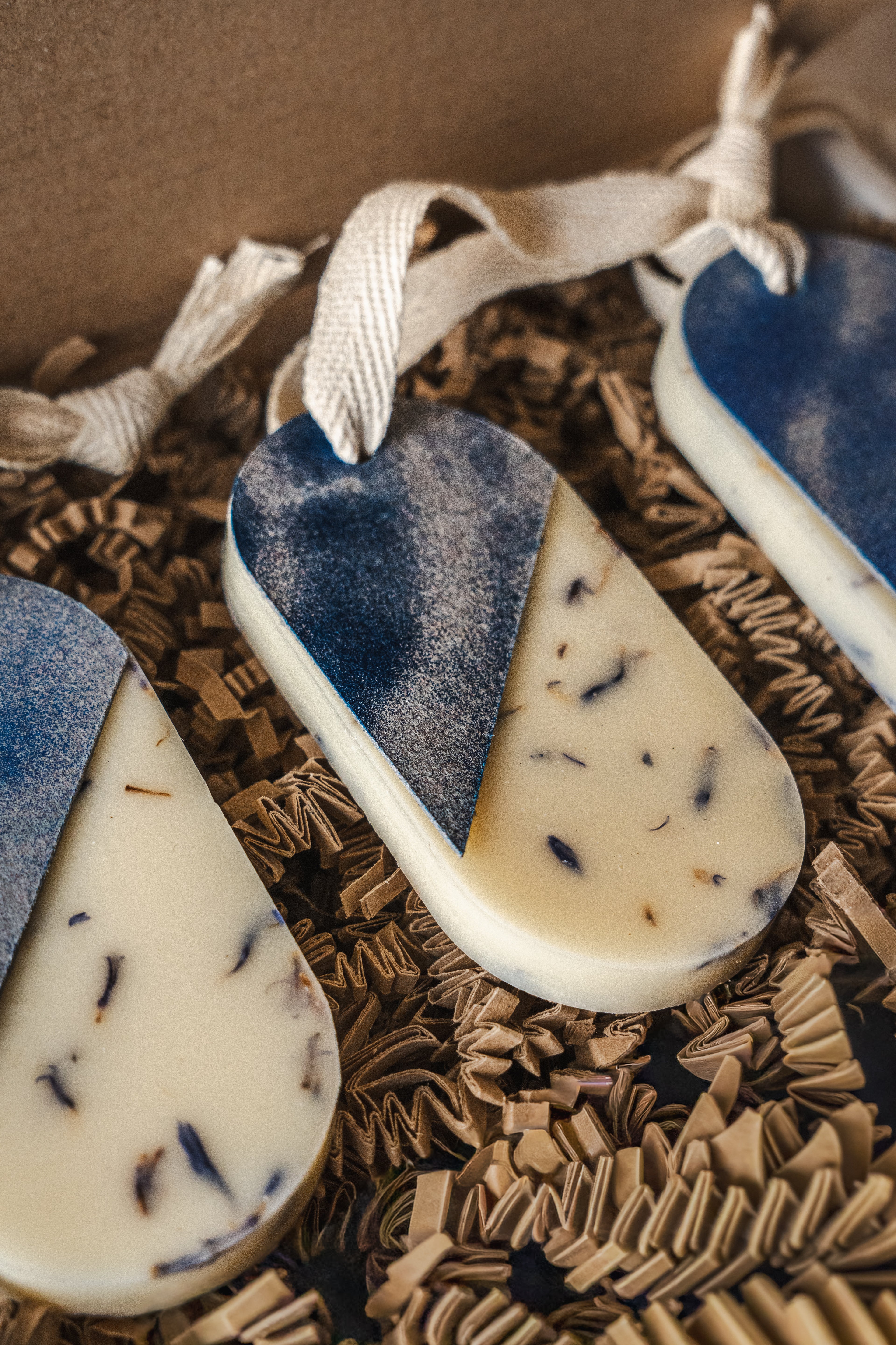 kasthangers met korenbloem - ceder & patchouli