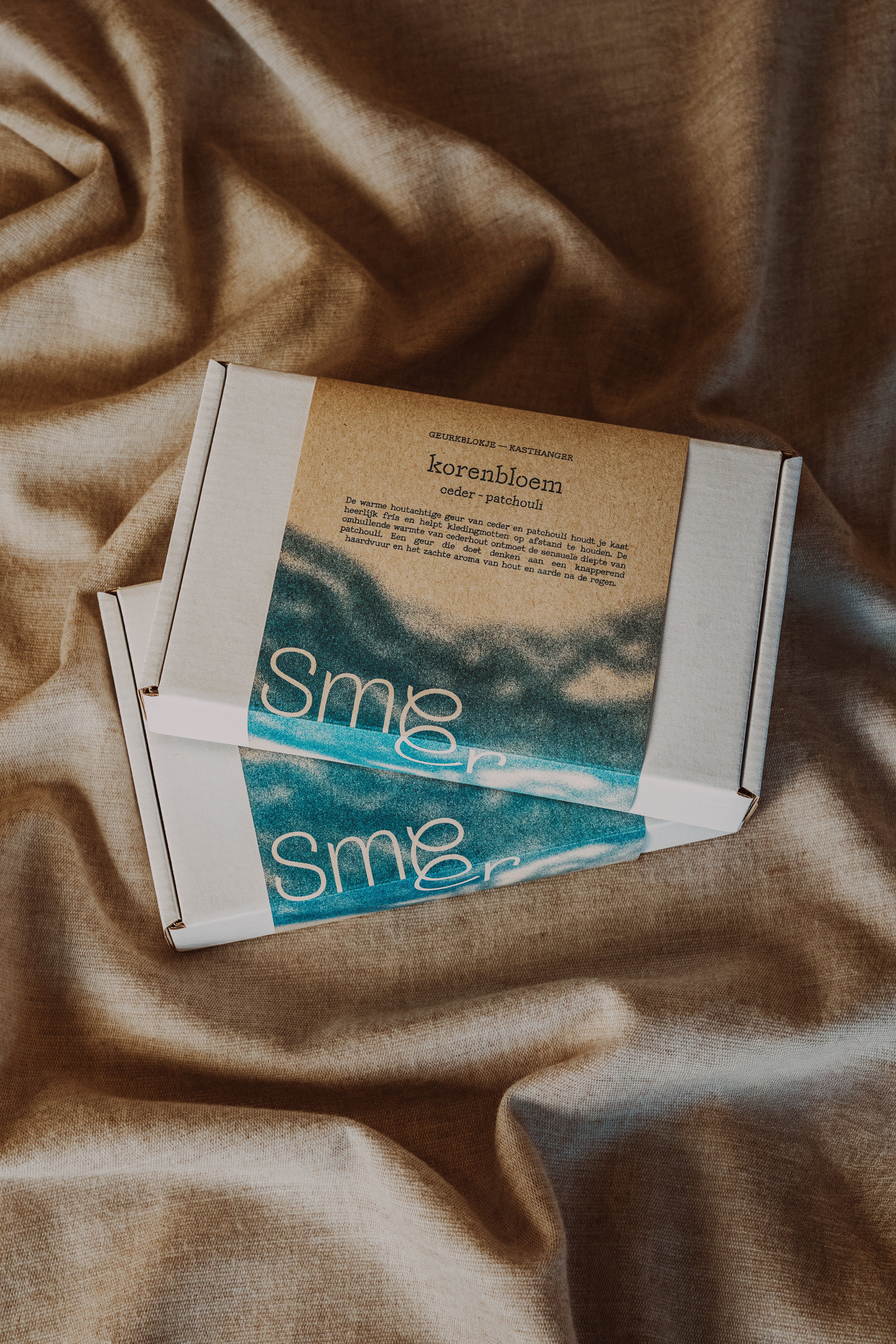 kasthangers met korenbloem - ceder & patchouli