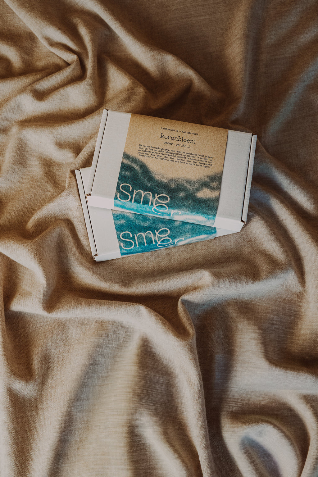 kasthangers met korenbloem - ceder & patchouli