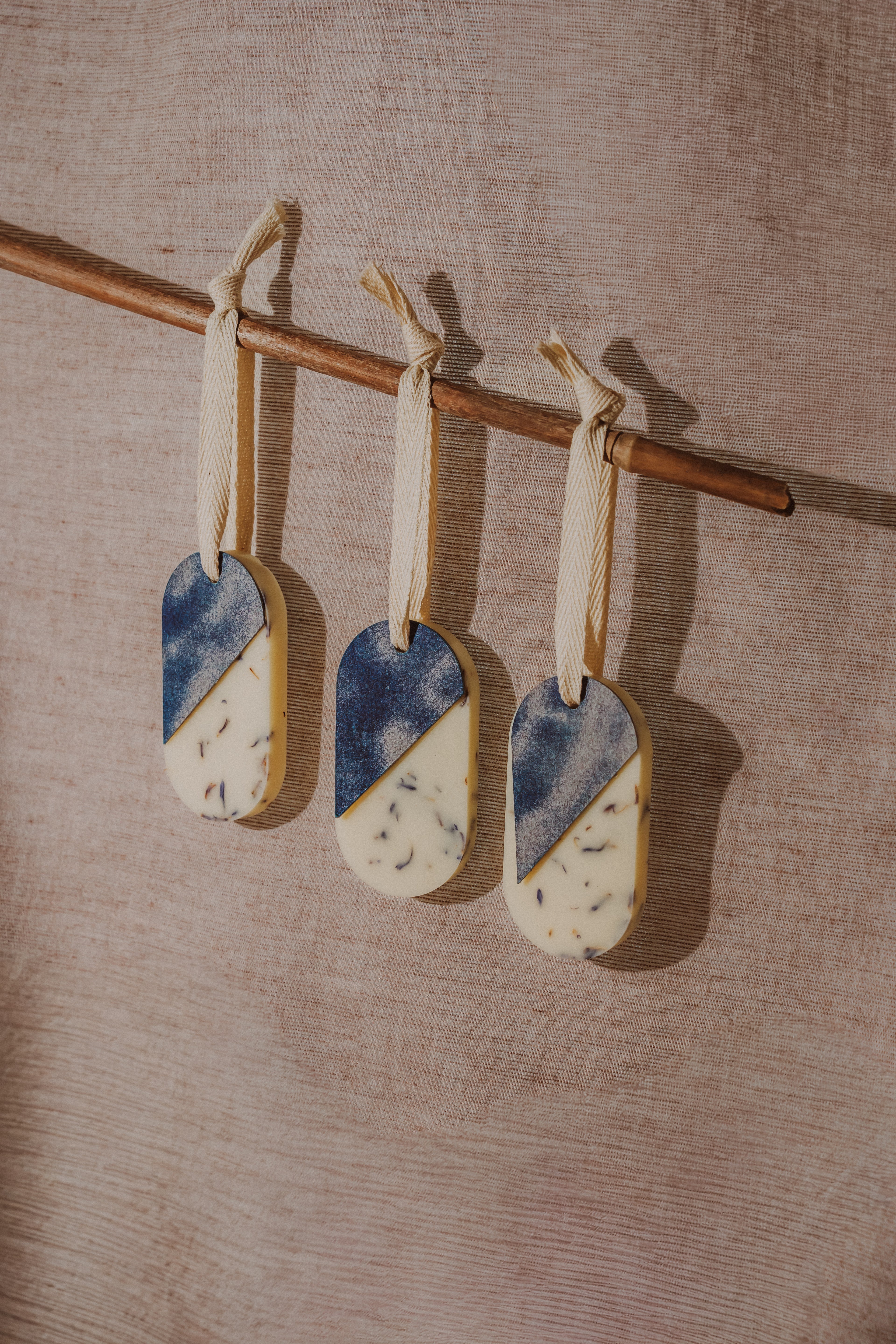 kasthangers met korenbloem - ceder & patchouli